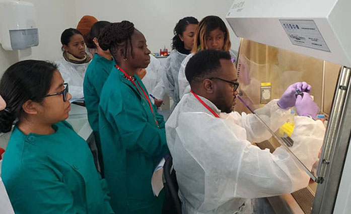 Les participants à l’atelier de transfert technologique et de formation sur de nouvelles approches de dépistage de l’infection tuberculeuse (ITB)
