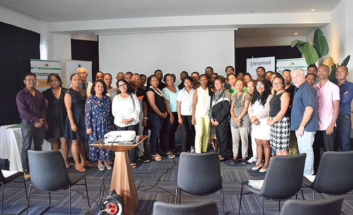 Un groupe des participants à l'atelier, dans une salle de réunion