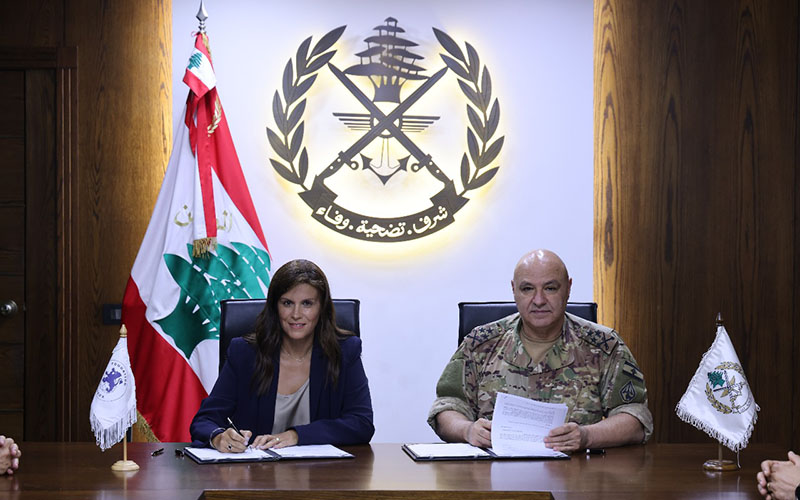 Dr Josette Najjar et Général Joseph Aoun assis côte à côte regardent directement à la caméra au moment de signer l'accord.