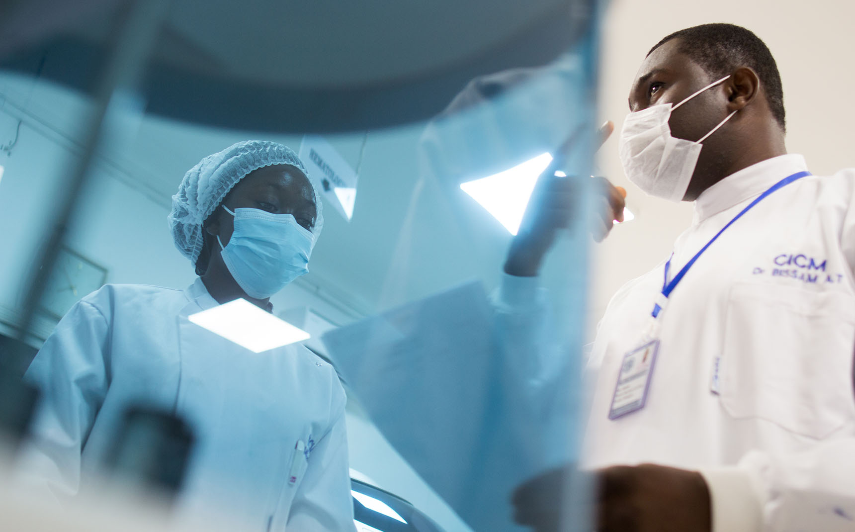 En contre-plongée, deux professionnels de santé discutent.