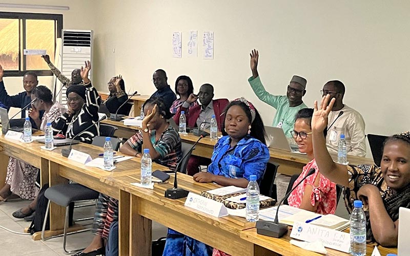 Participants en discussion assis autour d'une table lors du 3ème Cours avancé sur le diagnostic en Afrique francophone (Afro-ACDx).