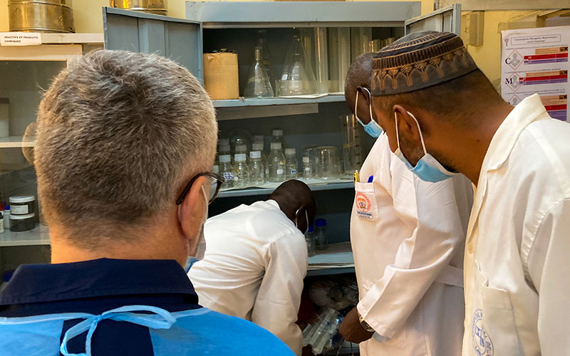 Professionnels de santé en blouse blanche manipulant du matériel de laboratoire au Niger