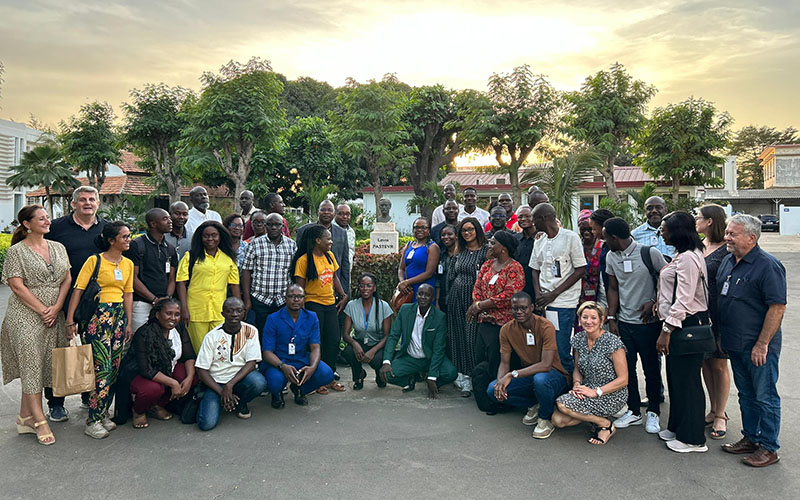 Participants au cours Afro-ACDx devant le bâtiment de l’Institut Pasteur de Dakar